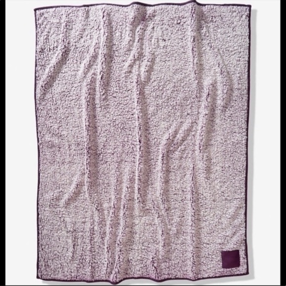 NEW VS PINK washed Sherpa Blanket - Picture 3 of 5